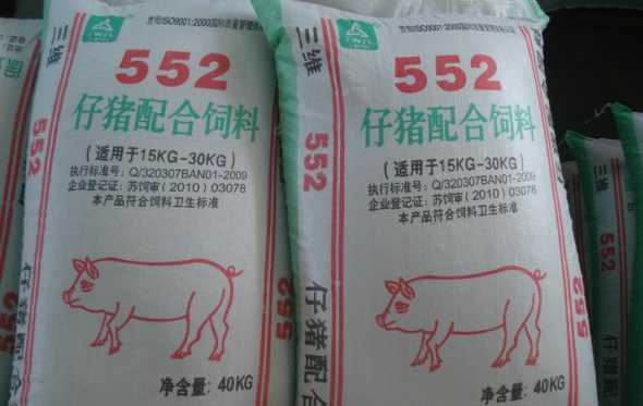 仔猪前期配合饲料551 200斤的猪一天吃多少饲料